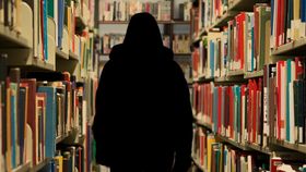 O elevă de 16 ani din Oradea și-a înjunghiat profesorul, după ce a prins-o cu iubitul! Totul ar fi fost premeditat